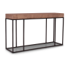 Konzole s masivní dřevěnou deskou a kovovým podstavcem. Výrazný kontrast materiálů v minimalistickém provedení.