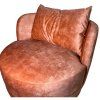 Elegantní kulaté křeslo v sametově hebké látce Adore Blossom. Ideální pro chvíle odpočinku s nádechem luxusu a jemnosti.