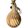Designová dřevěná lampa s originálním spirálovým řezem. Každý kus je ručně opracovaný a přináší do interiéru teplo a přírodní eleganci.
