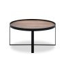 Stylový konferenční stůl Hunt s černou kovovou podnoží a masivní mangovou deskou. Minimalistický design s industriálním nádechem.